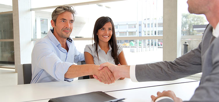 Couple getting a payday loan