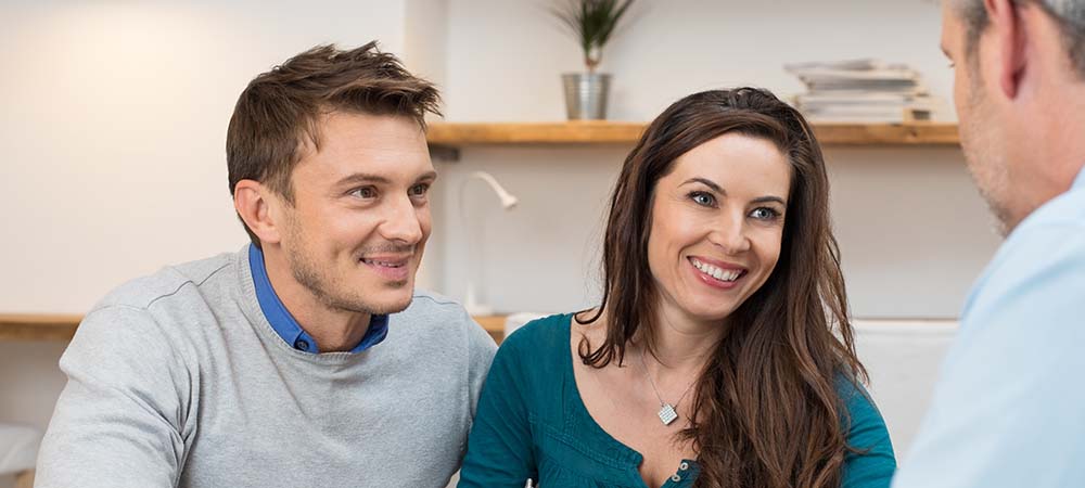 Couple exploring pay day loan options